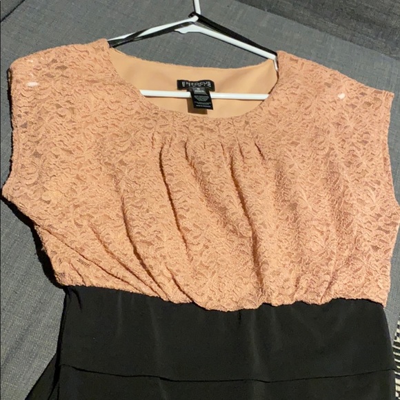 Beautiful stretchy dress - Picture 2 of 3